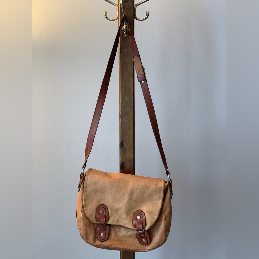 AVORIO | Brown Leather Messenger / Shoulder Bag.